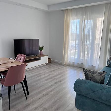 Cosmopolis Bliss: Your Home Away From Home Stefanestii de Jos Exterior foto